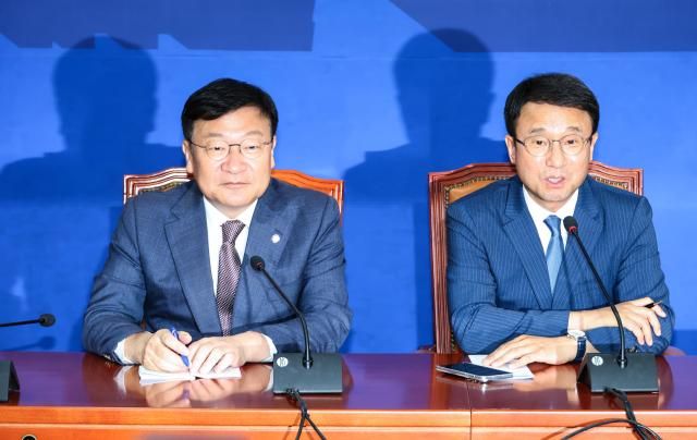 정점식 국민의힘 원내대표왼쪽와 한병도 더불어민주당 원내대표 사진연합뉴스