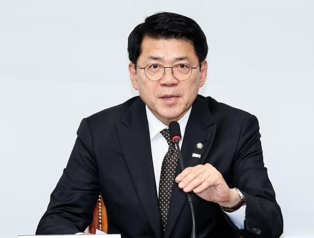 16일 국회에서 열린 조국혁신당 의원총회에서 3기 원내대표 선거에 단독 입후보해 의원 12명의 만장일치로 당선된 김준형 신임 원내대표가 당선 소감을 밝히고 있다 사진연합뉴스