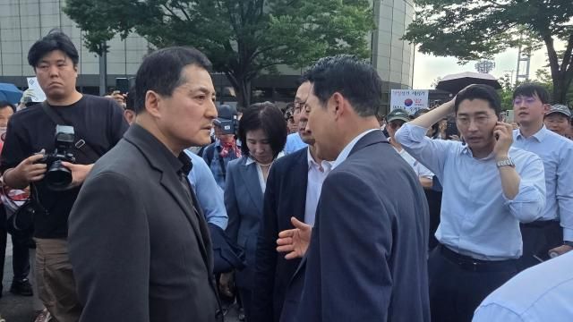 장동혁 국민의힘 대표가 16일 잠실 개표소로 사용된 올림픽공원 핸드볼경기장을 찾아 의원들과 상황을 논의하고 있다 사진박종호 기자