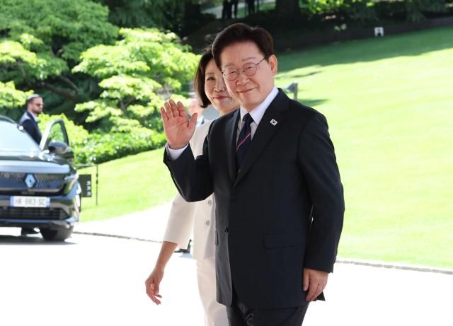 주요 7개국G7 정상회의에 참석하는 이재명 대통령과 김혜경 여사가 16일현지시간 프랑스 에비앙레뱅 정상회의장에 도착해 인사하며 건물로 들어서고 있다 사진연합뉴스