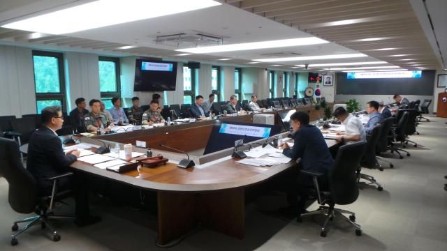 15일 정부과천청사에서 개최된 제89회 감항인증심의위원회에서 위원들이 한국형전투기KF-21 체계개발사업 감항성 심사결과를 심의하고 있다 사진방위사업청 