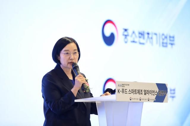 한성숙 중소벤처기업부 장관이 지난 10일 서울시 강남구 코엑스에서 열린 K-푸드 스마트제조 얼라이언스 출범식에서 인사말을 하고 있다 사진중소벤처기업부