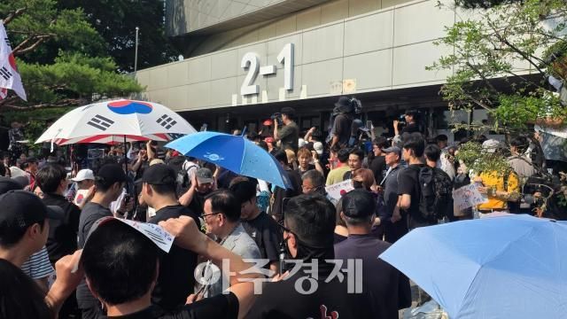 6·3 지방선거 투표용지 부족사태로 촉발된 잠실 개표소 봉쇄 시위가 이어지고 있는 16일 국민의힘 의원과 체육단체가 진입을 시도했지만 끝내 무산됐다 사진박종호 기자 