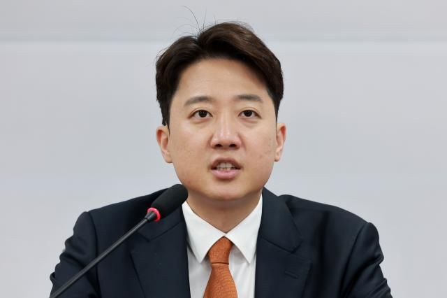 이준석 개혁신당 대표가 지난 15일 국회에서 열린 최고위원회의에 참석해 발언하고 있다 사진연합뉴스