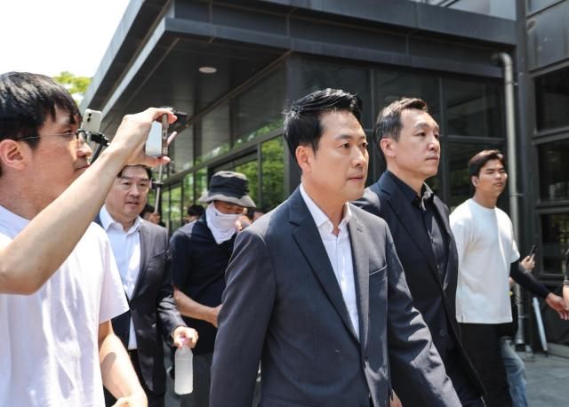 장동혁 국민의힘 대표가 16일 6·3 지방선거 투표용지 부족사태로 촉발된 잠실 개표소 봉쇄 시위 현장을 찾았다 사진유나현 AJP 기자