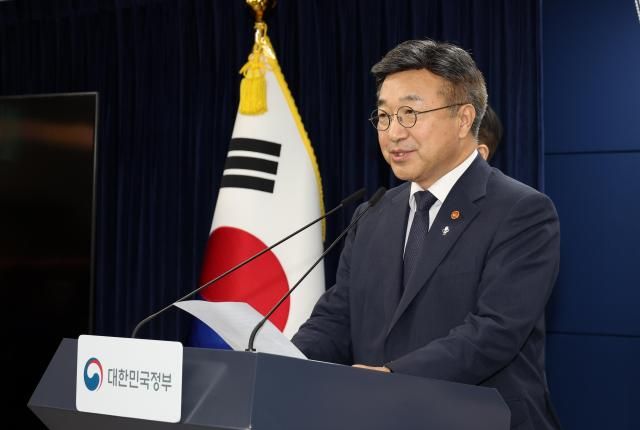 윤호중 행정안전부 장관이 16일 오후 서울 종로구 정부서울청사 브리핑실에서 국민참정권 침해와 서울 잠실 개표소 인근 집단시위 관련 대국민 담화문을 발표하고 있다 사진행안부