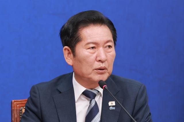 더불어민주당 정청래 대표가 16일 국회에서 열린 제6차 중앙위원회의에 참석해 인사말하고 있다사진연합뉴스