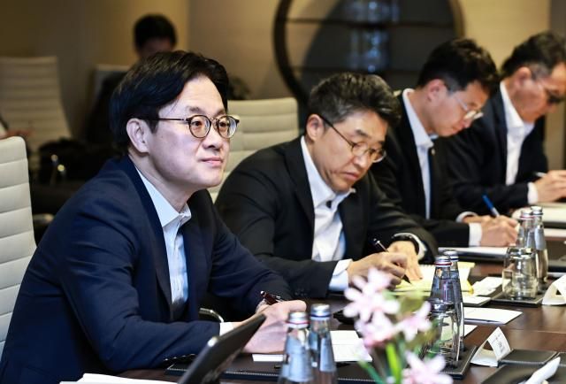 김정관 산업통상부 장관이 15일현지시간 카타르 로타나 호텔에서 열린 카타르 현지진출 기업 간담회를 주재하고 있다사진산업통상부