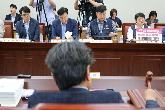 16일 정부세종청사 최저임금위원회에서 제6차 전원회의가 열리고 있다 왼쪽부터 사용자위원인 양옥석 중소기업중앙회 인력정책본부장과 류기정 한국경영자총협회경총 전무 근로자위원인 류기섭 한국노총 사무총장과 민주노총 이미선 부위원장 사진연합뉴스