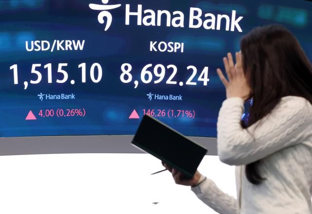 16일 오전 서울 중구 하나은행 딜링룸 모습 사진연합뉴스
