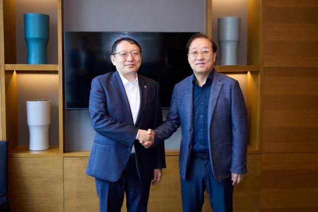 왼쪽부터 나락촉트 산자 몽골 중앙은행 총재 윤호영 카카오뱅크 대표이사 사진카카오뱅크