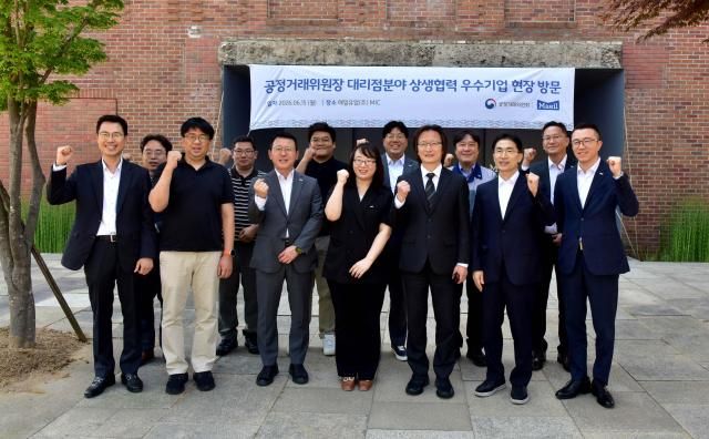 주병기 공정거래위원장앞줄 오른쪽 세 번째과 이인기 매일유업 대표이사앞줄 오른쪽 다섯 번째가 15일 경기도 평택시 매일유업 평택공장 내 MICMaeil Innovation Center를 방문해 공정위 관계자 매일유업 관계자 대리점주들과 기념촬영을 하고 있다 사진매일유업