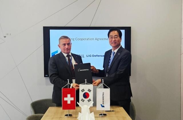 LIG DA와 라인메탈 에어디펜스Rheinmetall Air Defence가 전략적 파트너십을 맺고 유럽 및 나토NATO에 대한 첨단 방공 시스템 공급을 위해 전방위적 협력을 추진한다 15일현지 시간 양사는 프랑스 파리에서 진행 중인 국제 방산전시회 유로사토리Eurosatory 전시장에 마련된 라인메탈 부스에서 전략적 파트너십을 위한 업무협약 서명식을 진행했다 이현수 LIG DA 해외사업부문장오른쪽과 올리버 뒤르 라인메탈 에어디펜스 CEO가 기념촬영을 하고 있다
