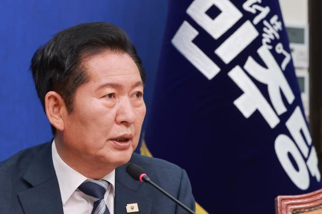 더불어민주당 정청래 대표가 16일 국회에서 열린 제6차 중앙위원회의에 참석해 인사말하고 있다사진연합뉴스
