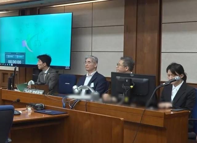 대통령경호처를 속여 비화폰보안용 휴대전화을 받아 노상원 전 국군정보사령관에게 전달한 혐의로 재판에 넘겨진 김용현 전 국방부 장관이 지난달 19일 서울 서초구 서울중앙지법에서 열린 1심 선고공판에 출석해 자리에 앉아 있다 사진서울중앙지법 