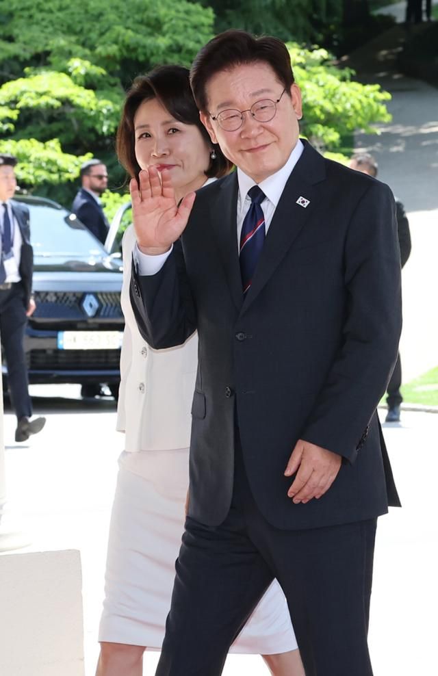 주요 7개국G7 정상회의에 참석하는 이재명 대통령과 김혜경 여사가 16일현지시간 프랑스 에비앙레뱅 정상회의장에 도착해 행사장으로 향하고 있다 사진연합뉴스