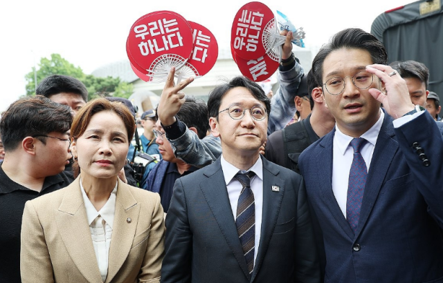 임오경 천준호 전용기 더불어민주당 의원이 17일 63 지방선거 서울 송파개표소였던 올림픽공원 핸드볼경기장에 진입하려다 봉쇄 시위 중인 시민들에 막혀 되돌아가고 있다 사진연합뉴스