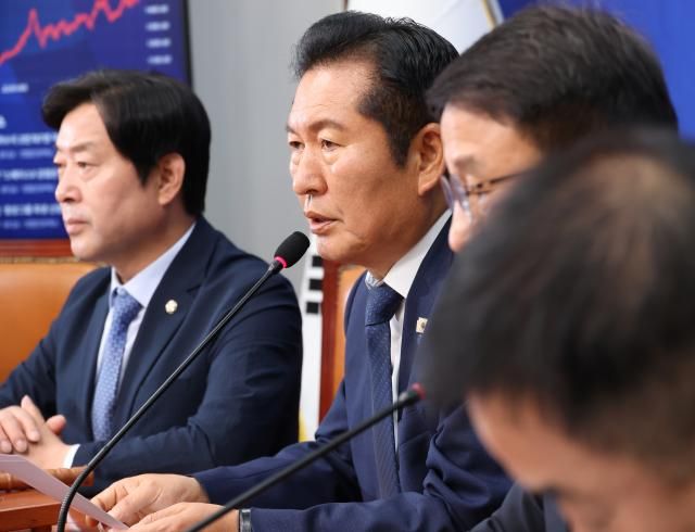 더불어민주당 정청래 대표가 17일 국회에서 열린 최고위원회의에서 발언하고 있다사진연합뉴스