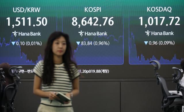 17일 오전 서울 중구 하나은행 딜링룸 모습 사진연합뉴스