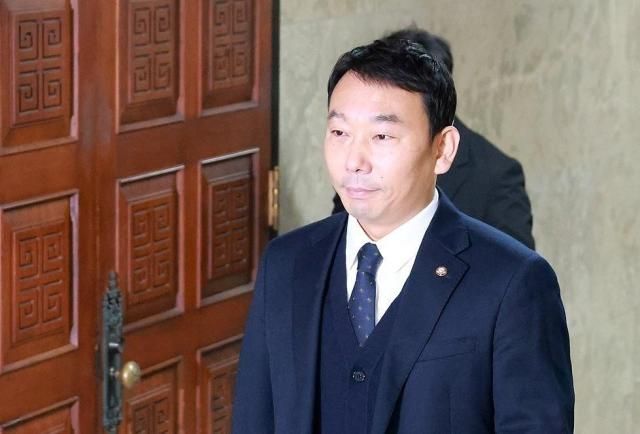 김용민 더불어민주당 의원이 지난해 12월 8일 열린 비공개 의원총회에 참석하고 있다 사진연합뉴스