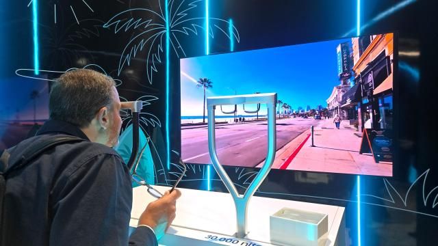 세계 최대 XR전시회 AWE USA 2026에 참가한 삼성디스플레이 전시부스에서 RGB 올레도스로 구현한 스마트 글래스 데모를 체험하는 관람객의 모습 사진삼성디스플레이