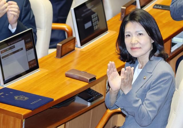 대구 달성 국회의원 보궐선거에서 당선된 이진숙 국민의힘 의원이 지난 5일 국회에서 열린 제436회 국회임시회 제1차 본회의에서 방청객들을 향해 인사하고 있다 사진연합뉴스