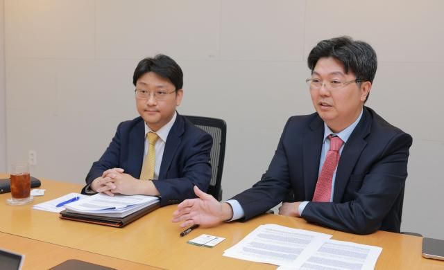 왼쪽부터 박현수·조준우 법무법인 광장 변호사가 지난 15일 아주경제와의 인터뷰를 하고 있다 사진유대길 기자