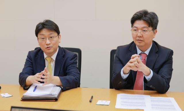 왼쪽부터 박현수·조준우 법무법인 광장 변호사가 지난 15일 아주경제와의 인터뷰를 하고 있다 사진유대길 기자