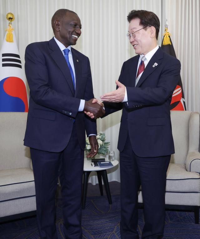 이재명 대통령과 윌리엄 루토 케냐 대통령이 17일현지시간 프랑스 에비앙레뱅 주요 7개국G7 정상회의장에서 양자회담에 앞서 인사하고 있다 사진연합뉴스