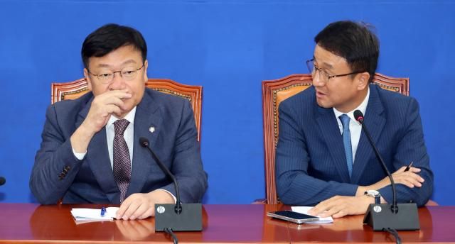  더불어민주당 한병도 원내대표오른쪽가 지난 11일 국회 원내대표실에서 취임 인사차 방문한 국민의힘 정점식 신임 원내대표를 맞아 발언하고 있다사진연합뉴스