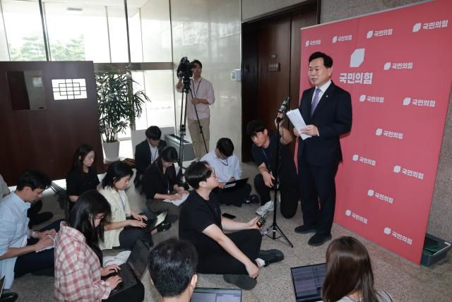 김승수 국민의힘 원내운영수석부대표가 17일 국회에서 국정조사특별위원회 관련 사항을 발표하고 있다 사진연합뉴스