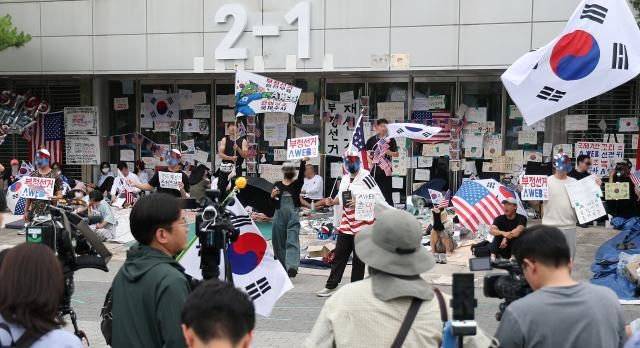 17일 서울 송파구 올림픽공원 핸드볼경기장 일대에서 개표소 봉쇄 시위가 이어지고 있다 사진연합뉴스