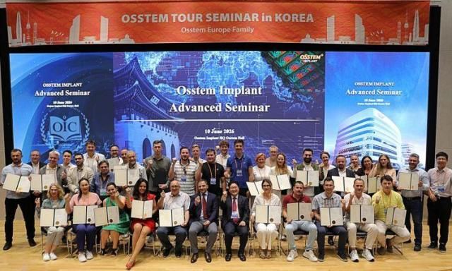 오스템 유럽 투어 세미나 2026에 참가한 유럽 9개국 치과의사들이 지난 10일 서울 강서구 오스템임플란트 트윈타워에서 진행된 세미나 후 수료증을 받고 기념 촬영을 하고 있다 사진오스템임플란트 