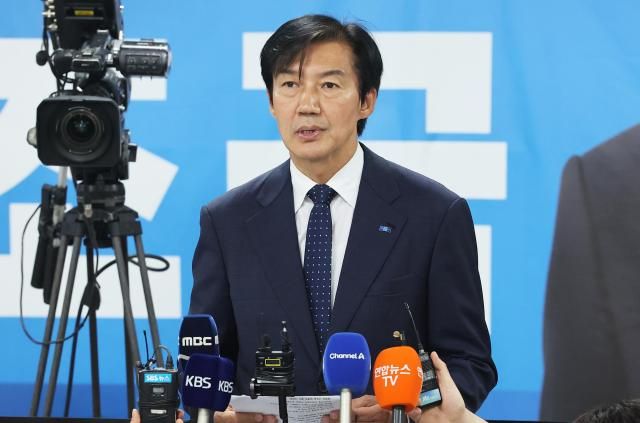 경기 평택을 국회의원 재선거에 출마한 조국혁신당 조국 후보가 4일 경기도 평택시 선거사무소에서 선거 패배를 인정하고 있다 사진연합뉴스