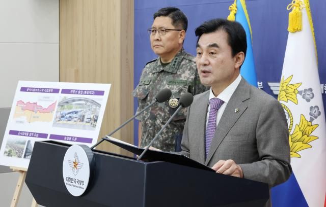 안규백 국방부 장관이 17일 서울 용산구 국방부 브리핑룸에서 군사시설 규제개선 정책을 발표하고 있다 사진연합뉴스
