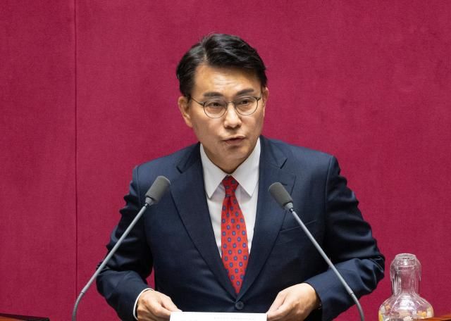 18일 국회에서 열린 6월 임시국회 3차 본회의에서 제9회 전국동시지방선거 투표용지 부족 사태 등 국민참정권 침해 진상규명 및 선거관리 개혁을 위한 국정조사 특별위원회 위원장인 국민의힘 윤상현 의원이 국조 계획서 승인의 건에 대한 제안 설명을 하고 있다 사진연합뉴스