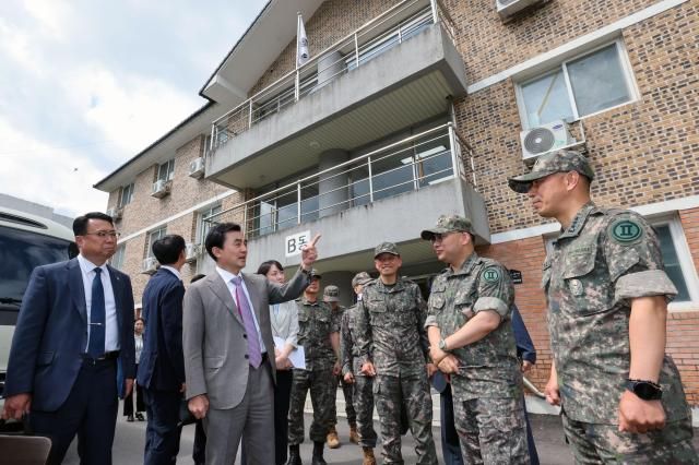 안규백 국방부 장관이 18일 오전 육군 제15사단의 군 주거 시설을 방문해 현장을 점검하고 있다 사진국방부