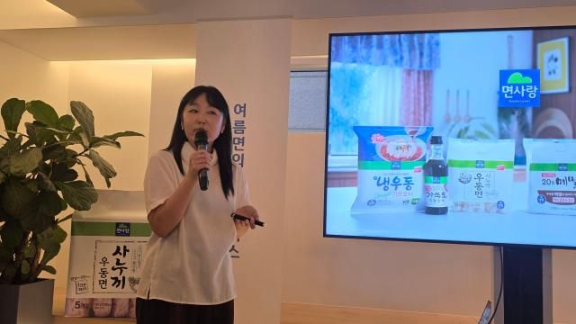 김미라 면사랑 커뮤니케이션부문장이 18일 서울 종로구 인사동에서 열린 면사랑 미디어데이에서 면사랑의 여름면 경쟁력과 제면 기술력을 소개하고 있다 사진김현아 기자