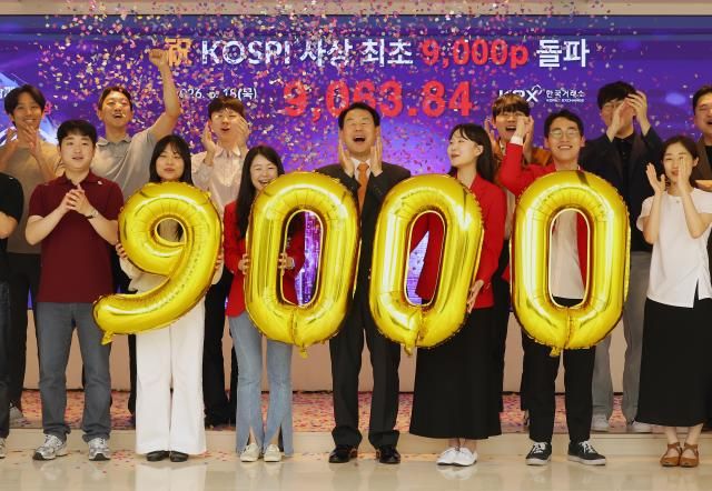 정은보 한국거래소 이사장을 비롯한 직원들이 18일 남구 부산 한국거래소 본사 홍보관에서 코스피 9천 포인트 돌파를 기념하는 세리머니를 하고 있다 연합