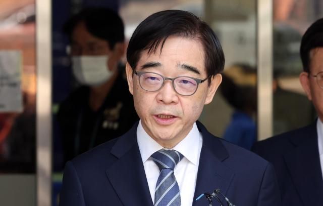 권순일 전 대법관이 11일 1심 선고 공판을 마친 뒤 서울중앙지법을 나서며 취재진 질문에 답하고 있다 사진연합뉴스