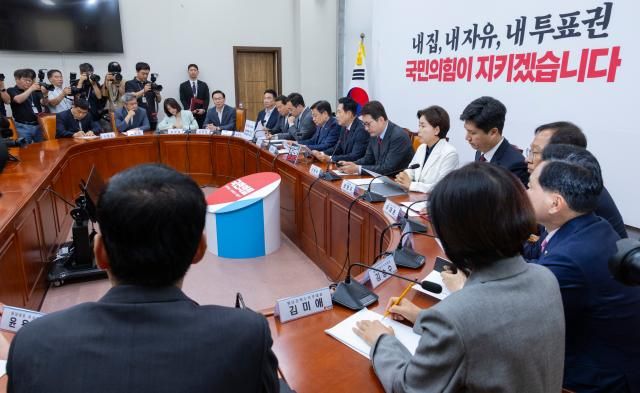 장동혁 국민의힘 대표가 18일 국회에서 열린 최고위원회의에서 발언하고 있다 사진연합뉴스
