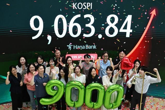 18일 서울 중구 하나은행 본점 딜링룸에서 직원들이 코스피 9000 돌파 축하 세리머니를 하고 있다 이날 코스피는 19960p225 오른 906384로 마감했다 사진연합뉴스