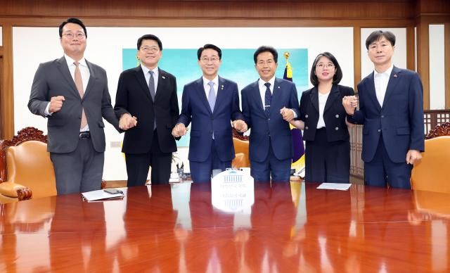 조정식 국회의장이 18일 국회에서 비교섭단체 원내대표를 만나 얘기를 나누기에 앞서 기념 촬영을 하고 있다 왼쪽부터 개혁신당 천하람 원내대표 조국혁신당 김준형 원내대표 조 국회의장 진보당 윤종오 원내대표 기본소득당 용혜인 대표 사회민주당 한창민 대표 사진연합뉴스