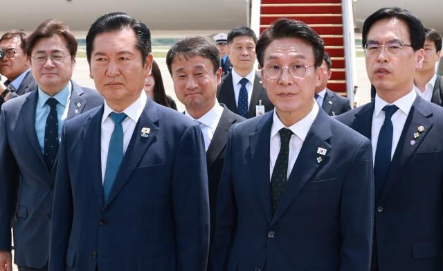 정청래 더불어민주당 대표와 김민석 총리가 18일 성남 서울공항에서 G7 정상회의와 유럽 순방을 마치고 귀국한 이재명 대통령과 인사를 나눈 뒤 의전 차량 이동을 기다리고 있다 사진연합뉴스