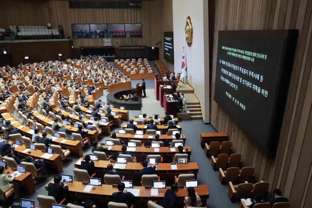 18일 국회에서 열린 6월 임시국회 3차 본회의에서 제9회 전국동시지방선거 투표용지 부족사태 등 국민참정권 침해 진상규명 및 선거관리 개혁을 위한 국정조사 특별위원회 위원장인 국민의힘 윤상현 의원이 국조계획서 승인의 건 제안 설명을 하고 있다 사진연합뉴스