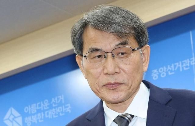 노태악 중앙선거관리위원장이 5일 경기도 과천 중앙선거관리위원회에서 투표용지 부족 사태에 대한 대국민 사과 및 사의 표명을 한 뒤 기자실을 나서고 있다 사진연합뉴스