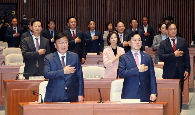 정점식 국민의힘 원내대표와 의원들이 18일 국회에서 열린 의원총회에서 국기에 경례하고 있다 사진연합뉴스