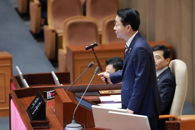 조정식 국회의장이 18일 국회에서 열린 6월 임시국회 3차 본회의 개회를 선언하고 있다 이날 본회의에서 제9회 전국동시지방선거 투표용지 부족사태 등 국민참정권 침해 진상규명 및 선거관리 개혁을 위한 국정조사계획서 승인의 건을 의결했다사진연합뉴스