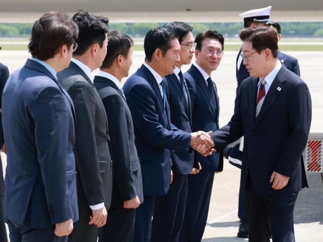 G7 정상회의와 유럽 순방을 마치고 귀국한 이재명 대통령이 18일 성남 서울공항에서 환영나온 더불어민주당 정청래 대표와 인사하고 있다사진연합뉴스