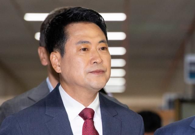 장동혁 국민의힘 대표가 18일 국회에서 열린 최고위원회의에 입장하고 있다 사진연합뉴스